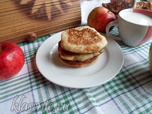 Оладьи на кефире без яиц с яблоками. 