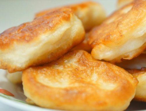 Оладьи на кефире пышные. Оладьи на кефире и дрожжах без яиц — пышные и нежные