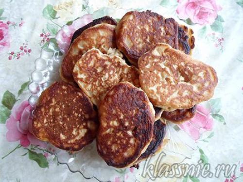 Оладьи на кефире без яиц с яблоками. 