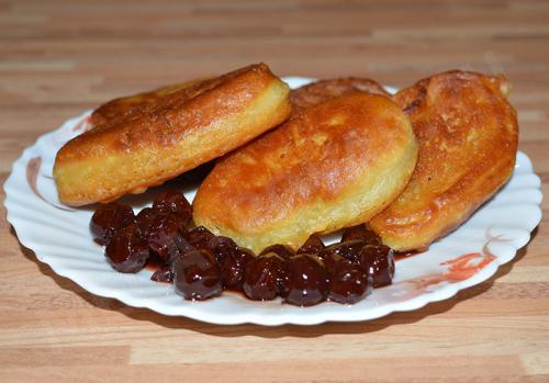 Оладьи на кефире без яиц на дрожжах. Пышные оладьи на кефире без яиц