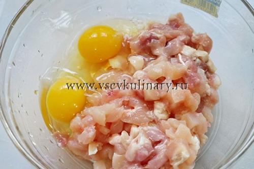 Котлеты рубленые из куриного филе с крахмалом и майонезом. Рецепт 4, простой: котлеты куриные рубленые с майонезом