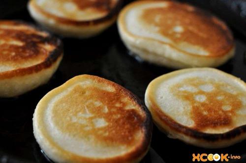 Оладьи без яиц на кислом молоке. Пышные оладьи на кислом молоке без яиц – пошаговый рецепт с фото, как приготовить