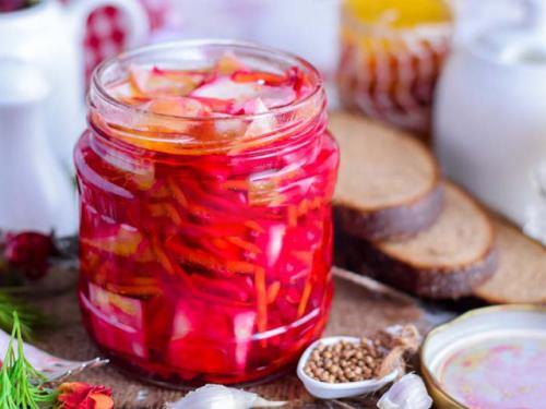 Капуста в горячем рассоле со свеклой. Капуста со свеклой, маринованная крупными кусками в банке