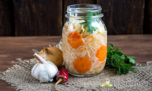 Капуста в горячем рассоле с уксусом и маслом. Быстрая капуста, маринованная горячим рассолом с уксусом и чесноком