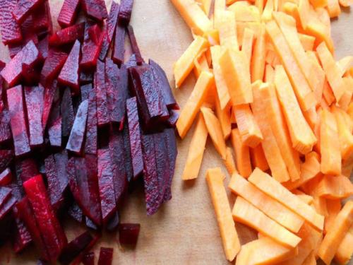 Капуста в горячем рассоле со свеклой. Капуста со свеклой, маринованная крупными кусками в банке