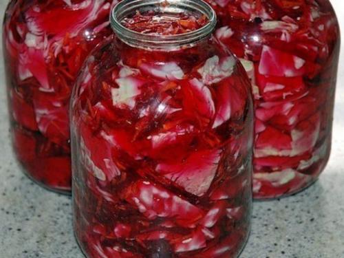 Капуста в горячем рассоле со свеклой. Капуста со свеклой, маринованная крупными кусками в банке