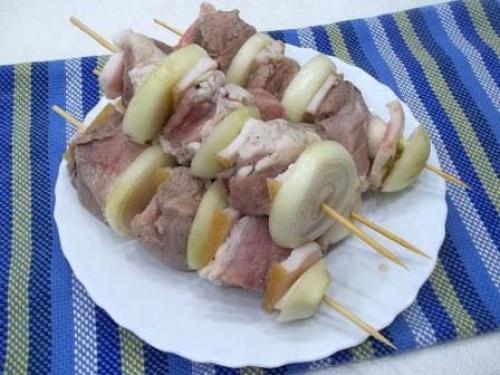 Шашлык в духовке на шпажках. Вкусный шашлык в духовке на шпажках из свинины — пальчики оближешь