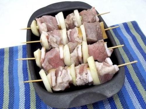 Шашлык в духовке на шпажках. Вкусный шашлык в духовке на шпажках из свинины — пальчики оближешь