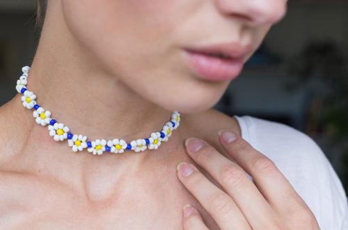 Как выбрать правильный размер и форму бабочек на шее под свою фигуру. Как и с чем носить женский чокер на шее