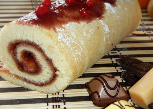 Как хранить рулет со сгущенкой после приготовления. Бисквитный рулет за 5 минут — быстрые рецепты рулетов, которые легко сворачиваются