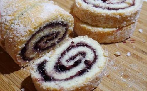 Можно ли запечь рулет со сгущенкой заранее и подогреть перед подачей. Бисквитный рулет: простые и быстрые рецепты рулетов которые легко сворачиваются