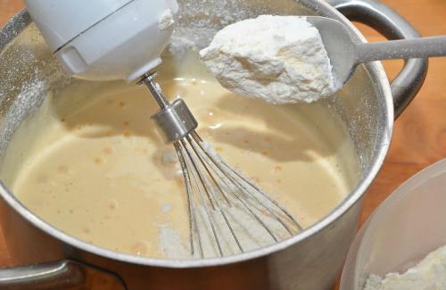 Как хранить рулет со сгущенкой после приготовления. Бисквитный рулет за 5 минут — быстрые рецепты рулетов, которые легко сворачиваются