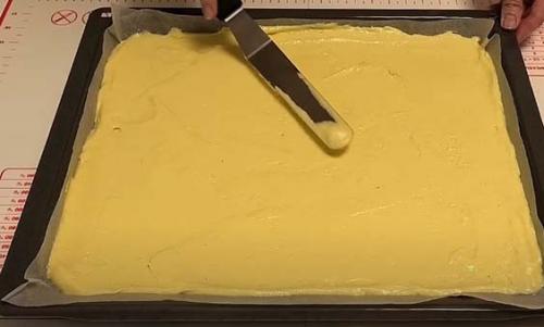 Можно ли запечь рулет со сгущенкой заранее и подогреть перед подачей. Бисквитный рулет: простые и быстрые рецепты рулетов которые легко сворачиваются