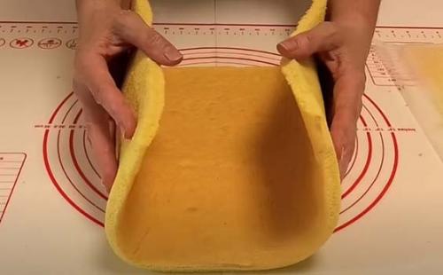 Можно ли запечь рулет со сгущенкой заранее и подогреть перед подачей. Бисквитный рулет: простые и быстрые рецепты рулетов которые легко сворачиваются