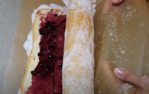 Можно ли запечь рулет со сгущенкой заранее и подогреть перед подачей. Бисквитный рулет: простые и быстрые рецепты рулетов которые легко сворачиваются