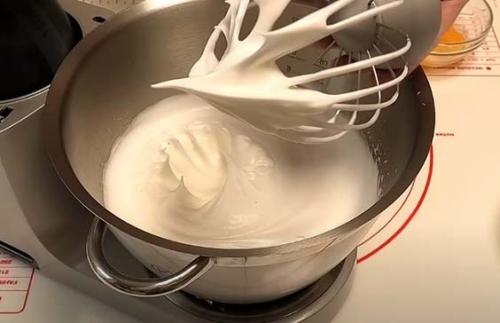 Можно ли запечь рулет со сгущенкой заранее и подогреть перед подачей. Бисквитный рулет: простые и быстрые рецепты рулетов которые легко сворачиваются