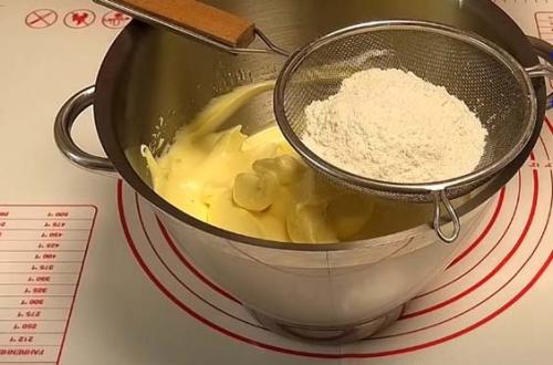 Можно ли запечь рулет со сгущенкой заранее и подогреть перед подачей. Бисквитный рулет: простые и быстрые рецепты рулетов которые легко сворачиваются