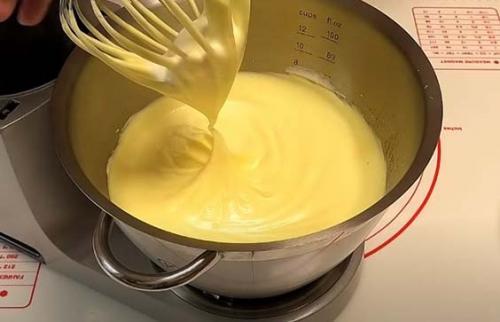 Можно ли запечь рулет со сгущенкой заранее и подогреть перед подачей. Бисквитный рулет: простые и быстрые рецепты рулетов которые легко сворачиваются