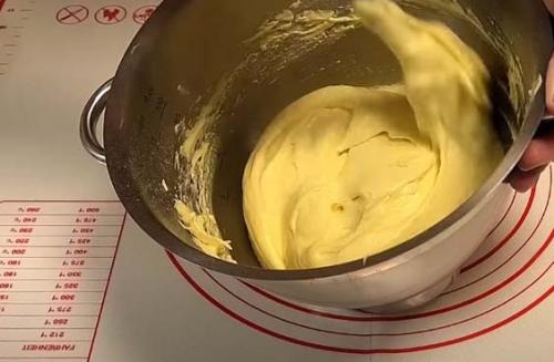 Можно ли запечь рулет со сгущенкой заранее и подогреть перед подачей. Бисквитный рулет: простые и быстрые рецепты рулетов которые легко сворачиваются