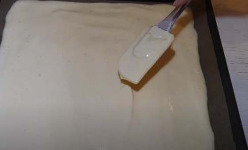 Можно ли запечь рулет со сгущенкой заранее и подогреть перед подачей. Бисквитный рулет: простые и быстрые рецепты рулетов которые легко сворачиваются