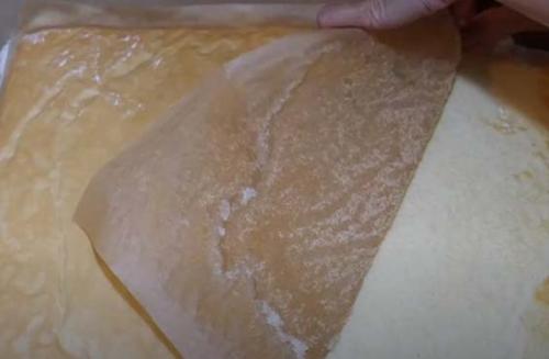 Можно ли запечь рулет со сгущенкой заранее и подогреть перед подачей. Бисквитный рулет: простые и быстрые рецепты рулетов которые легко сворачиваются