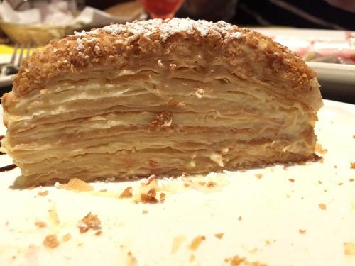 Торт из слоеного теста со сгущенкой и фруктами. Торт из слоеного теста