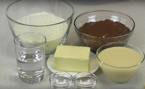 Торт из слоеного теста и вареной сгущенки. Торт Наполеон из слоеного теста со сгущенкой