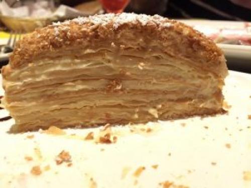 Торт из слоеного теста со сгущенкой и фруктами. Торт из слоеного теста