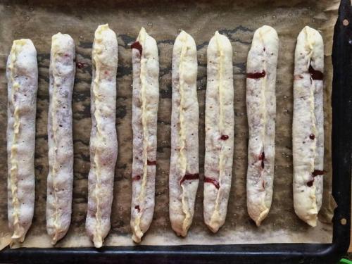 Торт монастырская изба#39,#39, из слоеного теста с заварным кремом. Торт «Монастырская изба» из готового слоеного теста с вишней и сметанным кремом