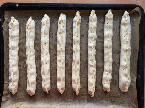 Торт из слоеного теста со сметанным кремом. Торт «Монастырская изба» из готового слоеного теста с вишней и сметанным кремом