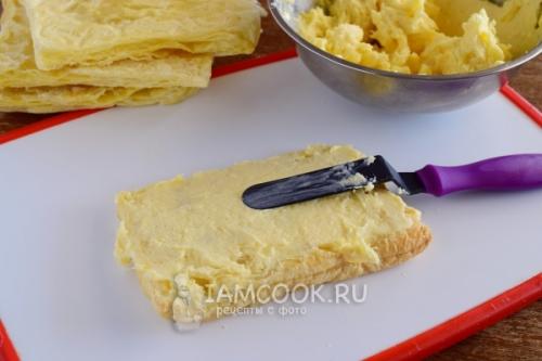 Торт из слоеного теста со сгущенкой. Слоеный торт со сгущенкой 06