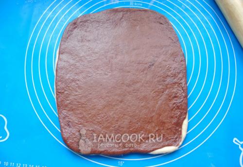 Вкусные рулетики из дрожжевого теста с вареной сгущенкой: рецепт и подсказки 10