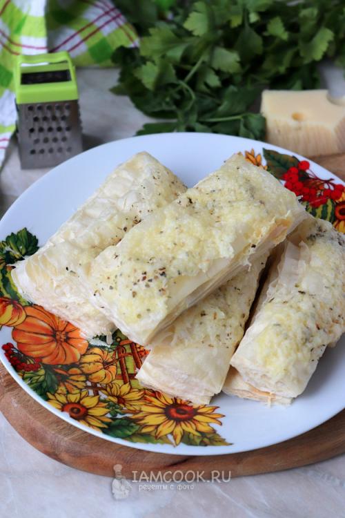 Сладкий и хрустящий: рецепт рулета из слоеного теста с поленом 15