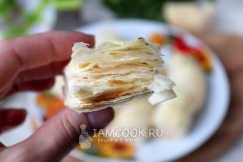 Сладкий и хрустящий: рецепт рулета из слоеного теста с поленом 16