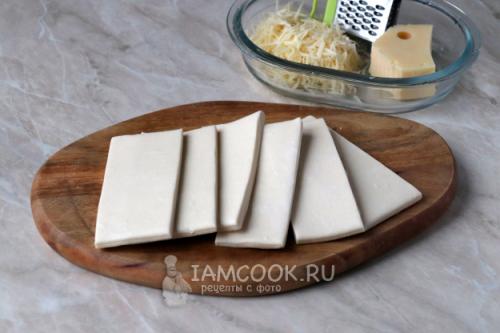 Сладкий и хрустящий: рецепт рулета из слоеного теста с поленом 11