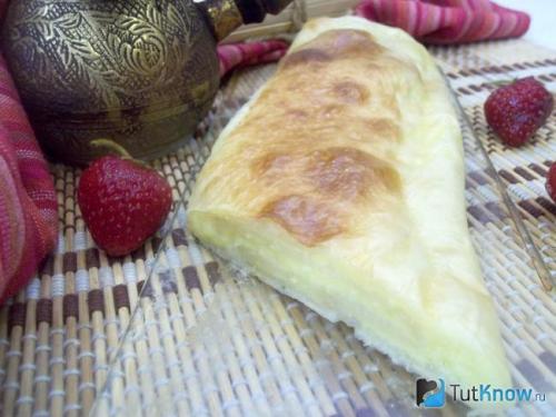 Сладкий и хрустящий: рецепт рулета из слоеного теста с поленом 09