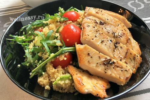 Боул салат. Боул с курицей и киноа