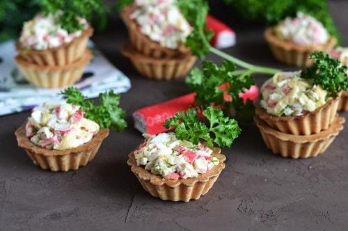 Тарталетки с крабами рецепт. Тарталетки с крабовыми палочками — 13 вкусных начинки на праздничный стол