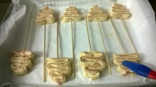 Канапе из слоеного теста. Как приготовить канапе Елочки – рецепт с фото