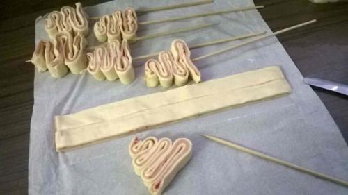 Канапе из слоеного теста. Как приготовить канапе Елочки – рецепт с фото