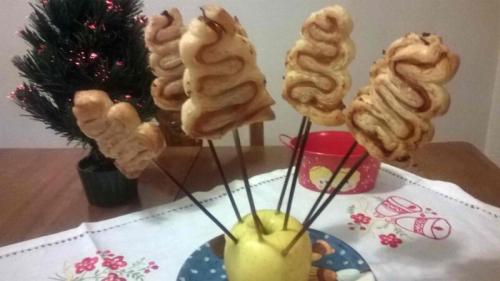 Канапе из слоеного теста. Как приготовить канапе Елочки – рецепт с фото