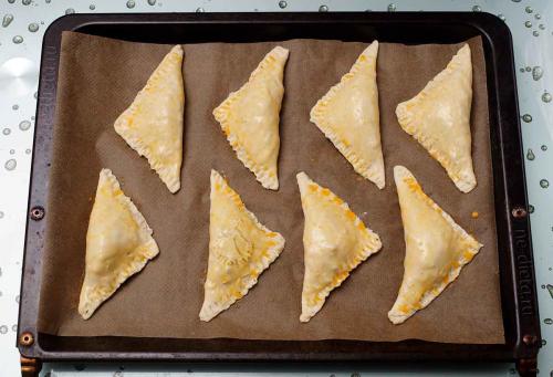 Слойки с ветчиной и сыром. Как сделать слойки с ветчиной и сыром в духовке — простой рецепт вкусных домашних пирожков из слоеного теста с пошаговыми фото