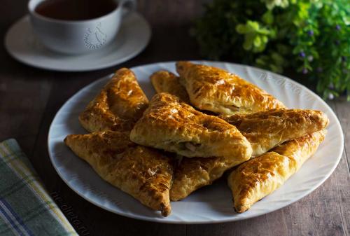 Слойки с ветчиной и сыром. Как сделать слойки с ветчиной и сыром в духовке — простой рецепт вкусных домашних пирожков из слоеного теста с пошаговыми фото