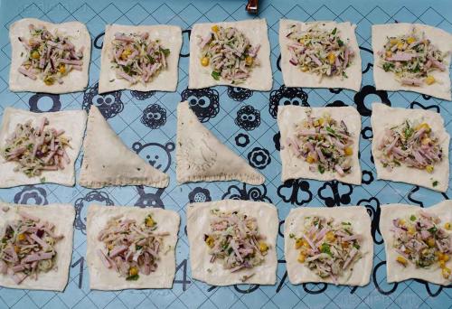 Слойки с ветчиной и сыром. Как сделать слойки с ветчиной и сыром в духовке — простой рецепт вкусных домашних пирожков из слоеного теста с пошаговыми фото