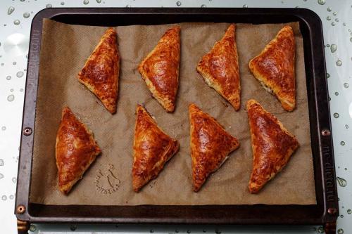 Слойки с ветчиной и сыром. Как сделать слойки с ветчиной и сыром в духовке — простой рецепт вкусных домашних пирожков из слоеного теста с пошаговыми фото