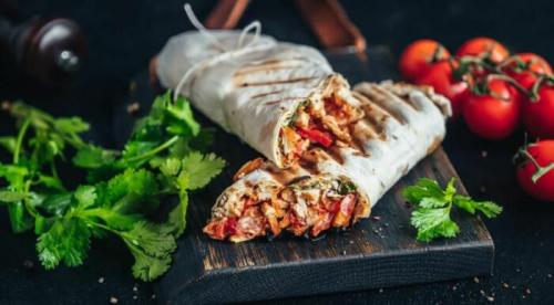 Какие ингредиенты наиболее универсальны для приготовления блюд на завтрак и обед.  Роллы с мясом и овощами