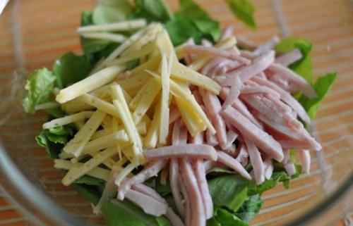 Тарталетки с ветчиной сыром и огурцом. Две самые популярные соленые начинки для корзиночек из теста — просто и со вкусом!