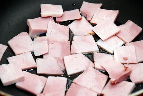 Тарталетки с ветчиной сыром и огурцом. Две самые популярные соленые начинки для корзиночек из теста — просто и со вкусом!