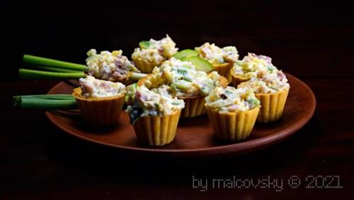 Тарталетки с ветчиной и сыром и яйцом. Тарталетки с ветчиной, яйцом, сыром и огурцом