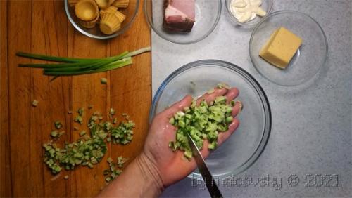 Тарталетки с ветчиной и сыром и яйцом. Тарталетки с ветчиной, яйцом, сыром и огурцом